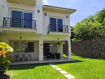 CASA EN VENTA FRACCIONAMIENTO BRISAS DE CUERNAVACA CON ALBERCA Y JARDIN