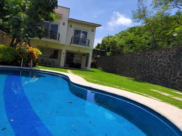 CASA EN VENTA FRACCIONAMIENTO BRISAS DE CUERNAVACA CON ALBERCA Y JARDIN