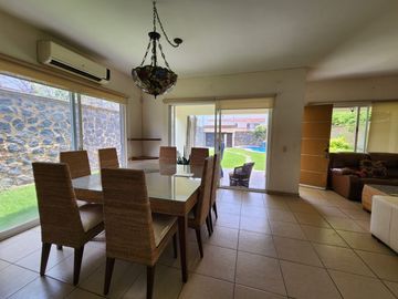 CASA EN VENTA FRACCIONAMIENTO BRISAS DE CUERNAVACA CON ALBERCA Y JARDIN