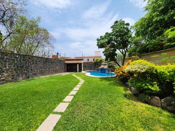 CASA EN VENTA FRACCIONAMIENTO BRISAS DE CUERNAVACA CON ALBERCA Y JARDIN