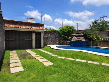 CASA EN VENTA FRACCIONAMIENTO BRISAS DE CUERNAVACA CON ALBERCA Y JARDIN