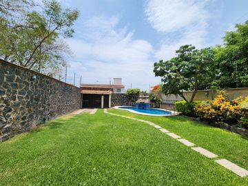 CASA EN VENTA FRACCIONAMIENTO BRISAS DE CUERNAVACA CON ALBERCA Y JARDIN