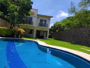 CASA EN VENTA FRACCIONAMIENTO BRISAS DE CUERNAVACA CON ALBERCA Y JARDIN