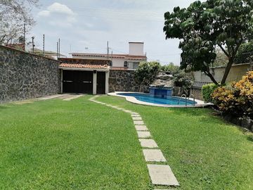 CASA EN VENTA FRACCIONAMIENTO BRISAS DE CUERNAVACA CON ALBERCA Y JARDIN