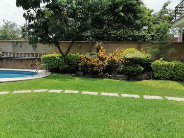 CASA EN VENTA FRACCIONAMIENTO BRISAS DE CUERNAVACA CON ALBERCA Y JARDIN