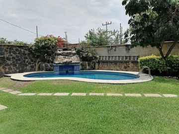 CASA EN VENTA FRACCIONAMIENTO BRISAS DE CUERNAVACA CON ALBERCA Y JARDIN