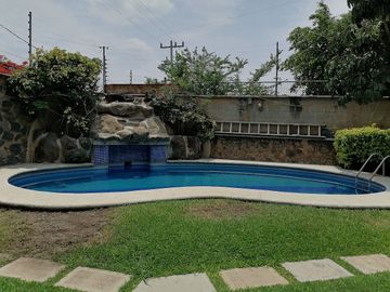 CASA EN VENTA FRACCIONAMIENTO BRISAS DE CUERNAVACA CON ALBERCA Y JARDIN