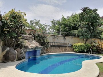 CASA EN VENTA FRACCIONAMIENTO BRISAS DE CUERNAVACA CON ALBERCA Y JARDIN