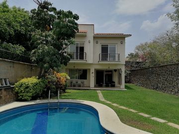CASA EN VENTA FRACCIONAMIENTO BRISAS DE CUERNAVACA CON ALBERCA Y JARDIN