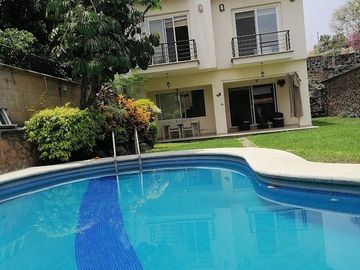 CASA EN VENTA FRACCIONAMIENTO BRISAS DE CUERNAVACA CON ALBERCA Y JARDIN