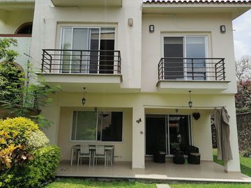 CASA EN VENTA FRACCIONAMIENTO BRISAS DE CUERNAVACA CON ALBERCA Y JARDIN