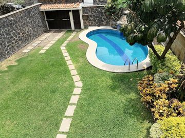 CASA EN VENTA FRACCIONAMIENTO BRISAS DE CUERNAVACA CON ALBERCA Y JARDIN