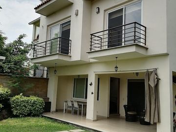 CASA EN VENTA FRACCIONAMIENTO BRISAS DE CUERNAVACA CON ALBERCA Y JARDIN