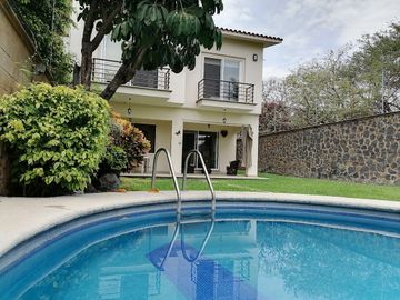 CASA EN VENTA FRACCIONAMIENTO BRISAS DE CUERNAVACA CON ALBERCA Y JARDIN