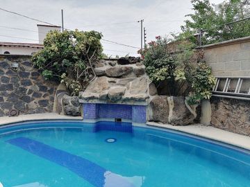 CASA EN VENTA FRACCIONAMIENTO BRISAS DE CUERNAVACA CON ALBERCA Y JARDIN
