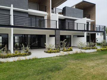 Casa en condominio, estacionamiento, seguridad, alberca y 3 recamaras