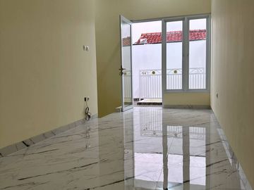 DIJUAL RUMAH SIAP HUNI MURAH DI KAYU PUTIH JAKARTA TIMUR, RUMAH READY 2 LANTAI BARU DEKAT KE PULO MAS JAKTIM, RUMAH STRATEGIS DEKAT VELODROME 3 KAMAR