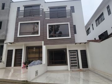 VENTA DE CASA VIP EN CUENCA