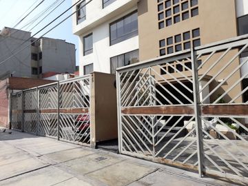 OCASIÓN!! DPTO. 3D, 1estc. MAS AREA EN AZOTEA. FRENTE JOCKEY PLAZA COSTADO CAMACHO. UNIV. DE LIMA.