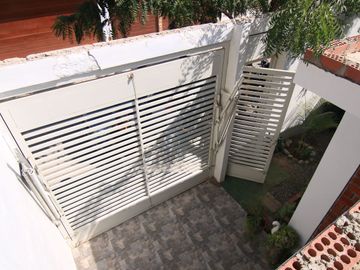 HERMOSA CASA EN VENTA DE UN PISO Y MEDIO EN MIRAFLORES COUNTRY  1