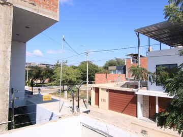 HERMOSA CASA EN VENTA DE UN PISO Y MEDIO EN MIRAFLORES COUNTRY  1