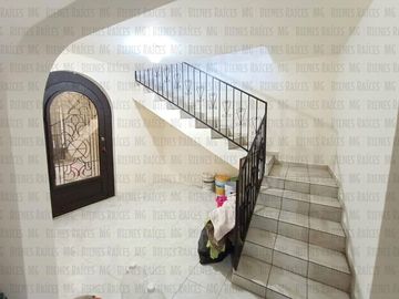 Casa en VENTA en Col. Dos de Mayo, Guadalupe, casi esquina c/Eloy Cavazos, 2 Recámaras en PB, con 30m² de patio y 57m² de terraza