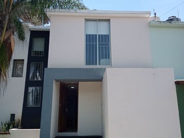 CASA EN VENTA REMODELADA EN PRIVADO FRACC DIEGO RIVERA - CERCA TEC MORELIA