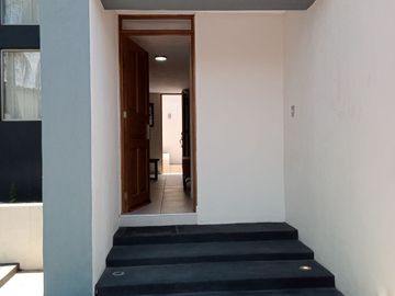CASA EN VENTA REMODELADA EN PRIVADO FRACC DIEGO RIVERA - CERCA TEC MORELIA