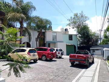 CASA EN VENTA REMODELADA EN PRIVADO FRACC DIEGO RIVERA - CERCA TEC MORELIA