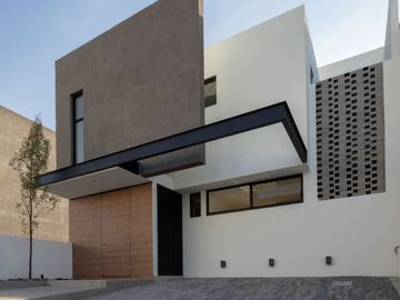 CASA EN VENTA DE AUTOR CON TRES RECAMARAS  Y SALA DE TV EN ZIBATA CLUB DE GOLF