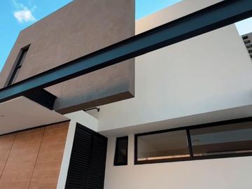 CASA EN VENTA DE AUTOR CON TRES RECAMARAS  Y SALA DE TV EN ZIBATA CLUB DE GOLF