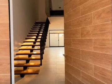CASA EN VENTA DE AUTOR CON TRES RECAMARAS  Y SALA DE TV EN ZIBATA CLUB DE GOLF