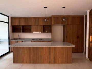 CASA EN VENTA DE AUTOR CON TRES RECAMARAS  Y SALA DE TV EN ZIBATA CLUB DE GOLF