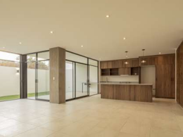 CASA EN VENTA DE AUTOR CON TRES RECAMARAS  Y SALA DE TV EN ZIBATA CLUB DE GOLF