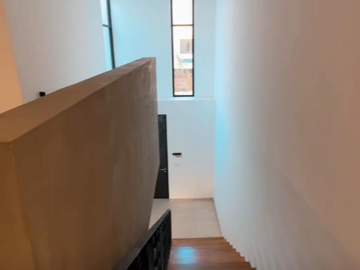 CASA EN VENTA DE AUTOR CON TRES RECAMARAS  Y SALA DE TV EN ZIBATA CLUB DE GOLF