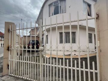 CASA ESQUINERA EN SECTOR COMERCIAL, Perez Pata C1384