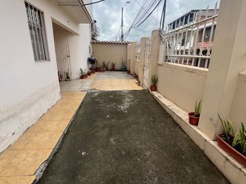 CASA ESQUINERA EN SECTOR COMERCIAL, Perez Pata C1384