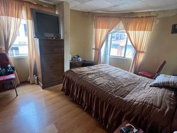 CASA ESQUINERA EN SECTOR COMERCIAL, Perez Pata C1384