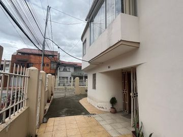 CASA ESQUINERA EN SECTOR COMERCIAL, Perez Pata C1384