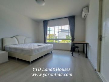 Sale / Rent Townhome Indy 3 Bangna Km.7 House facing north.  The front of the houses is very cool and shady.   Parking for 2 cars in the house