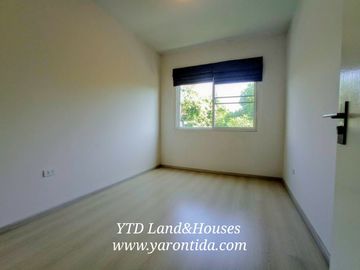 Sale / Rent Townhome Indy 3 Bangna Km.7 House facing north.  The front of the houses is very cool and shady.   Parking for 2 cars in the house