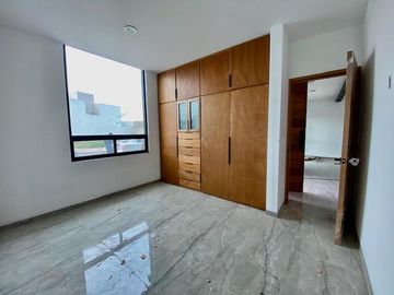 En venta casa privada en Valle de Juriquilla 3 recàmaras doble altura terraza vigilancia TKOMM-QHO6300209
