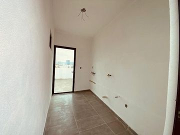 En venta casa privada en Valle de Juriquilla 3 recàmaras doble altura terraza vigilancia TKOMM-QHO6300209