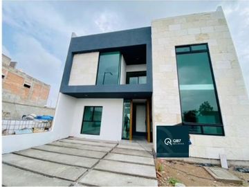 En venta casa privada en Valle de Juriquilla 3 recàmaras doble altura terraza vigilancia TKOMM-QHO6300209