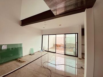 En venta casa privada en Valle de Juriquilla 3 recàmaras doble altura terraza vigilancia TKOMM-QHO6300209