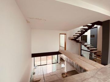 En venta casa privada en Valle de Juriquilla 3 recàmaras doble altura terraza vigilancia TKOMM-QHO6300209