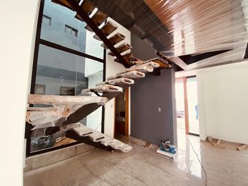 En venta casa privada en Valle de Juriquilla 3 recàmaras doble altura terraza vigilancia TKOMM-QHO6300209