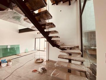 En venta casa privada en Valle de Juriquilla 3 recàmaras doble altura terraza vigilancia TKOMM-QHO6300209