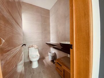 En venta casa privada en Valle de Juriquilla 3 recàmaras doble altura terraza vigilancia TKOMM-QHO6300209