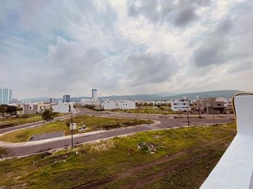 En venta casa privada en Valle de Juriquilla 3 recàmaras doble altura terraza vigilancia TKOMM-QHO6300209